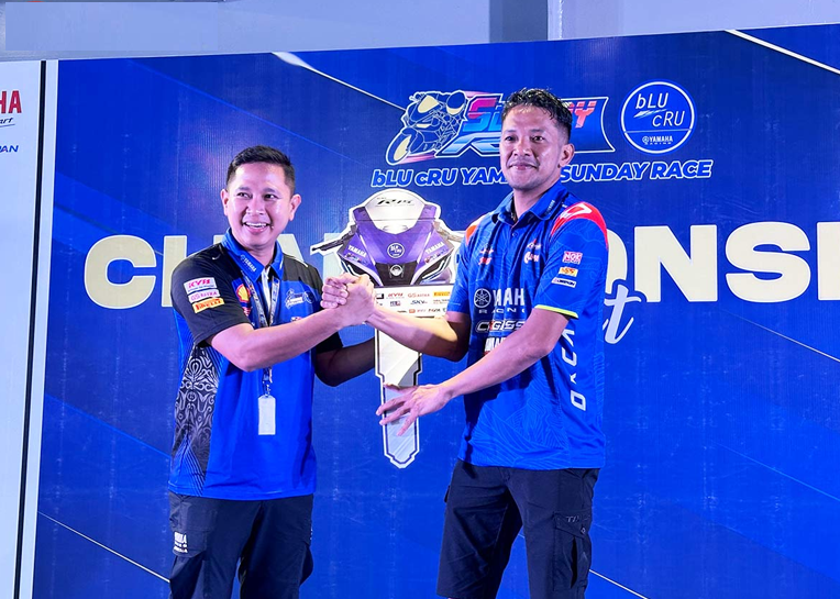 Raih Juara Umum R25 Pro bLU cRU Yamaha Sunday Race, Rey Ratukore Buktikan Usia Bukan Halangan!