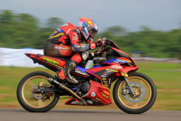 Alfi Husni Ziear Sukses Menahan Gempuran Rider Racetech di Final SCP, Motobatt Akinya!