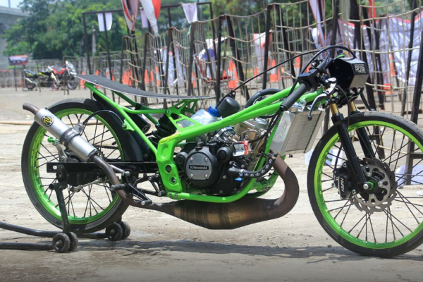 Asep Robot Beringas Tunggangi Ninja TU SP76 Motor di Sumber Production Drag Bike!